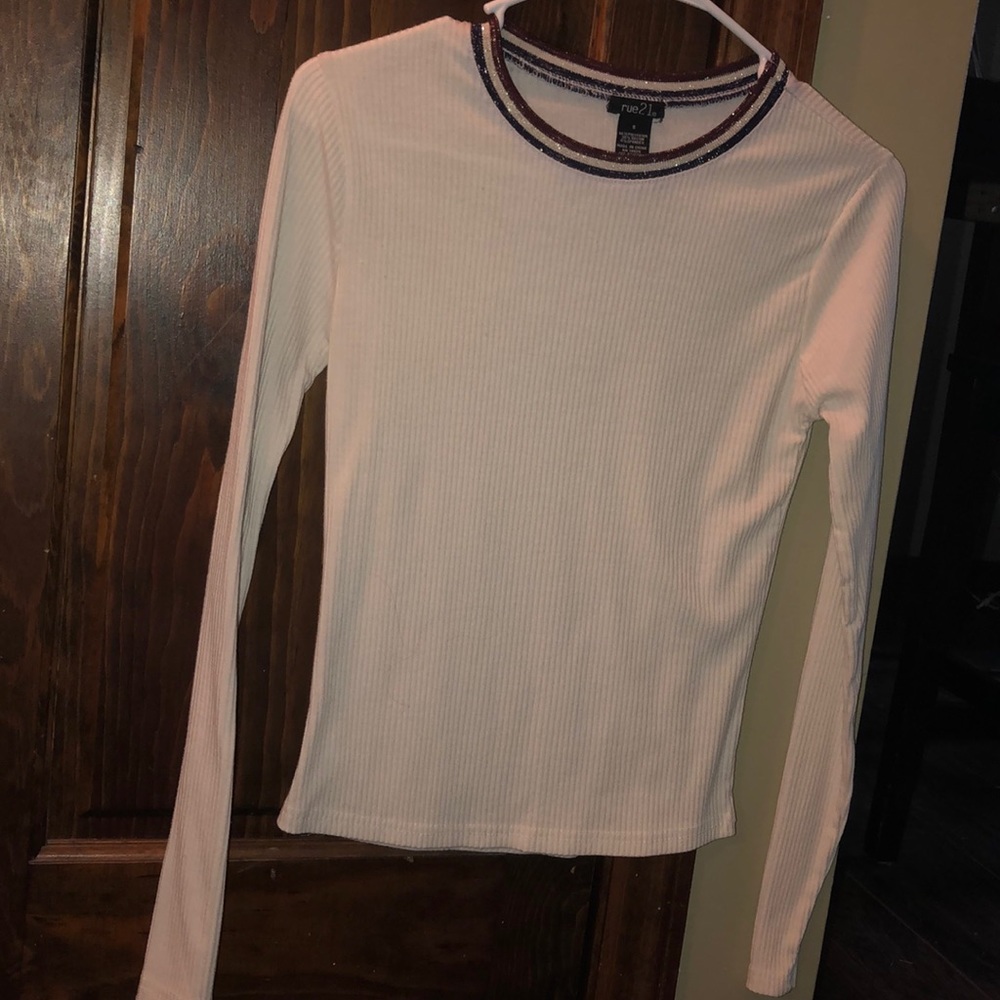 Long sleeve with glittery maroon/cream/navy collar
